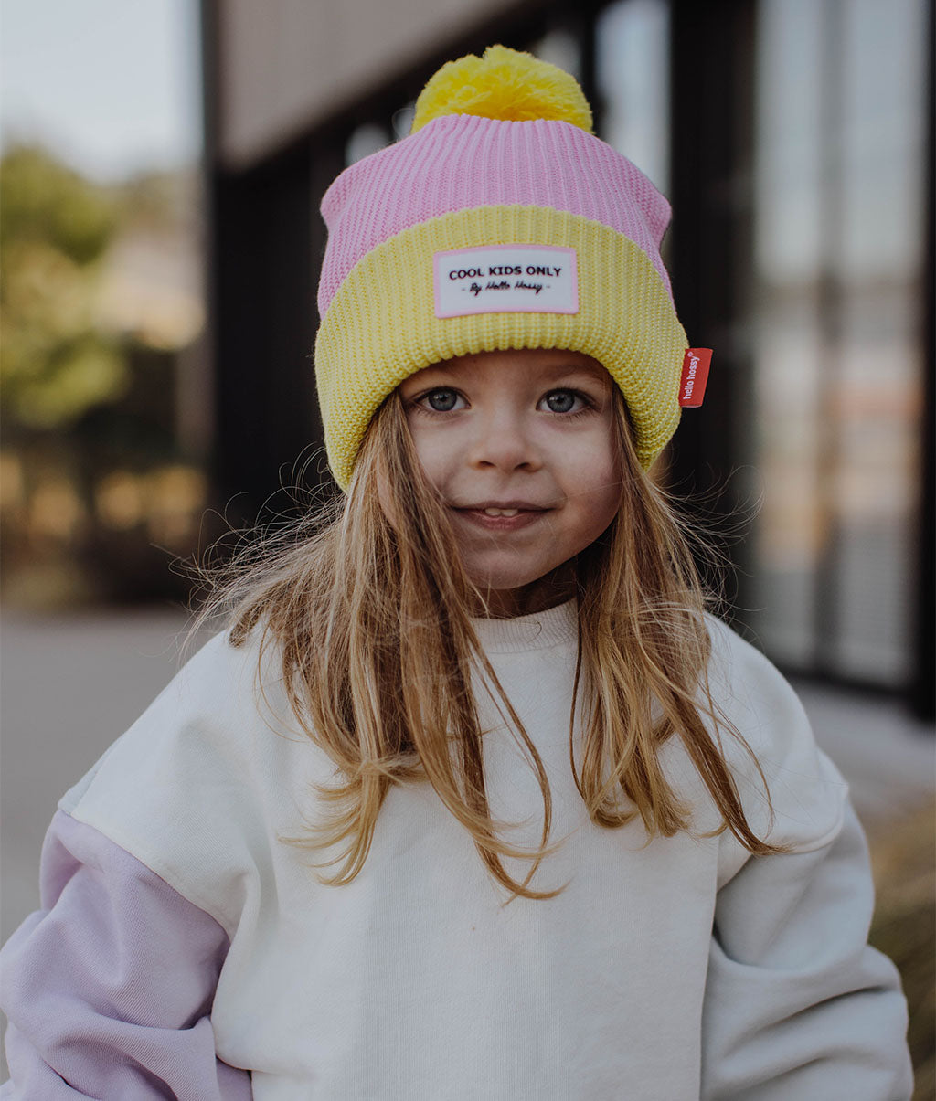 Gorro infantil amarelo e rosa com pompom, etiqueta bordada Hello Hossy