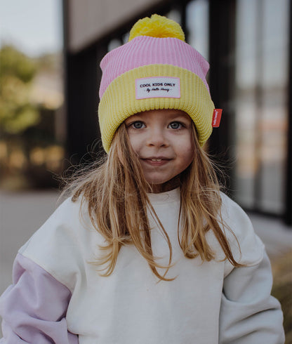 Gorro infantil amarelo e rosa com pompom, etiqueta bordada Hello Hossy