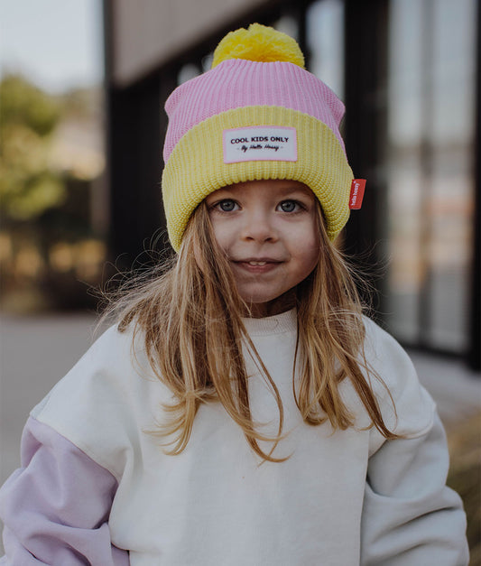 Gorro infantil amarelo e rosa com pompom, etiqueta bordada Hello Hossy