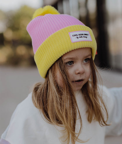 Gorro infantil rosa e amarelo, pompom, etiqueta bordada Hello Hossy