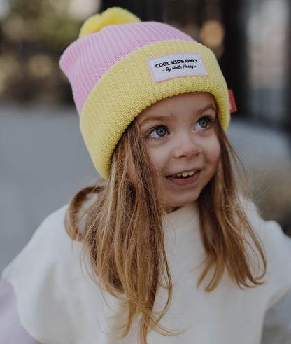 Gorro infantil rosa e amarelo com pompom e bordado de texto Hello Hossy