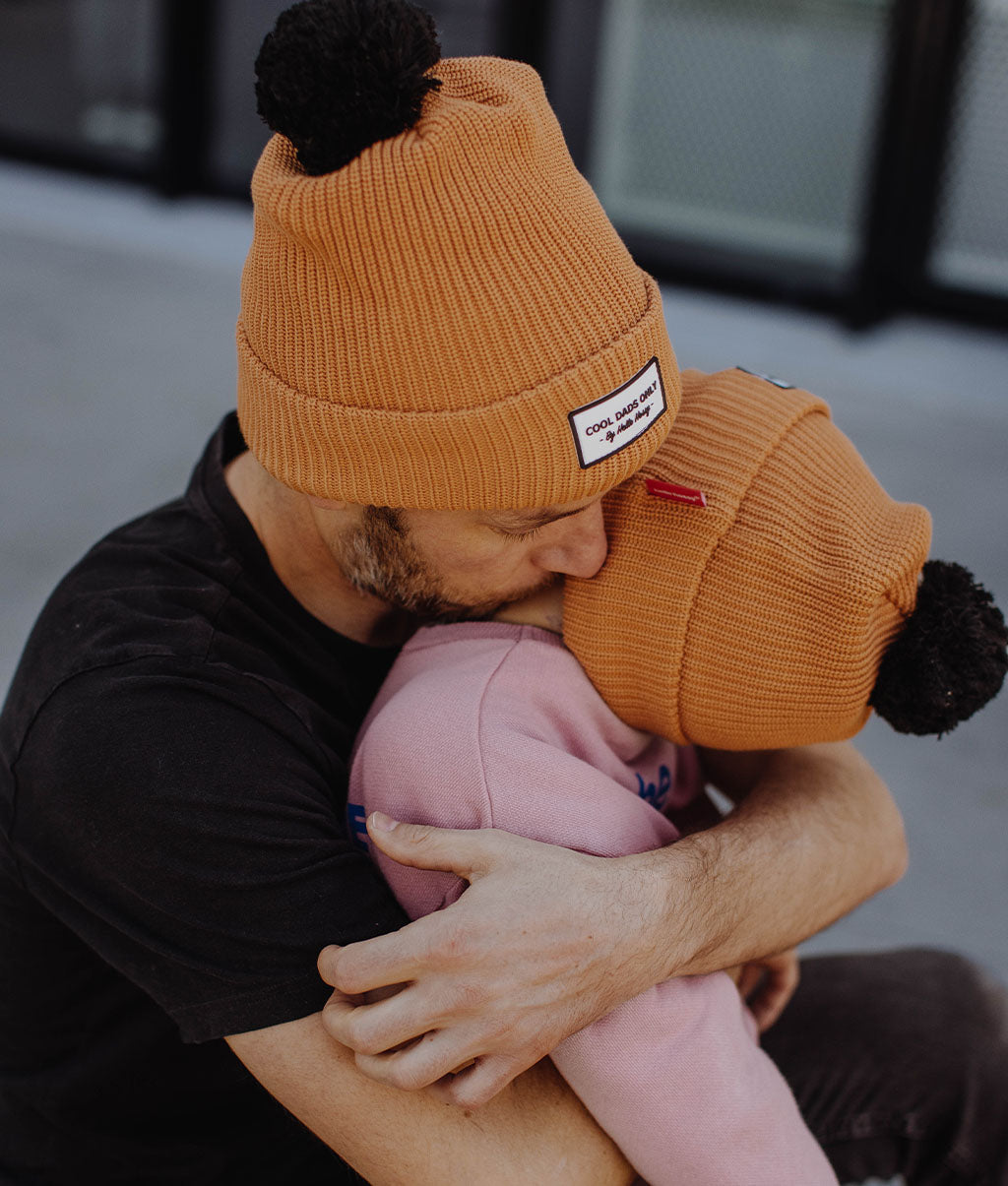 Gorro infantil castanho com pompom preto, bordado branco, duo família Hello Hossy