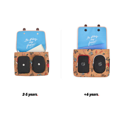 Mochila escolar infantil castanha com padrões de mascote e bicicleta, vista de frente, aberta, comparação de 2 tamanhos Hello Hossy