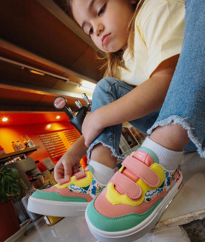 Sapatilhas de criança rosa verde com estampado de flores e dois fechos de velcro Hello Hossy