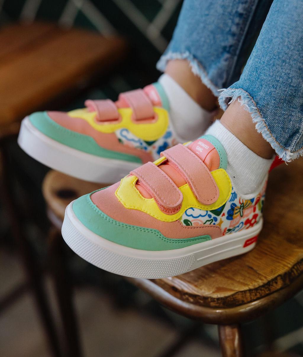 Sapatilhas infantis rosa, verde e amarelo com estampado de arte floral, fechos duplos de velcro Hello Hossy