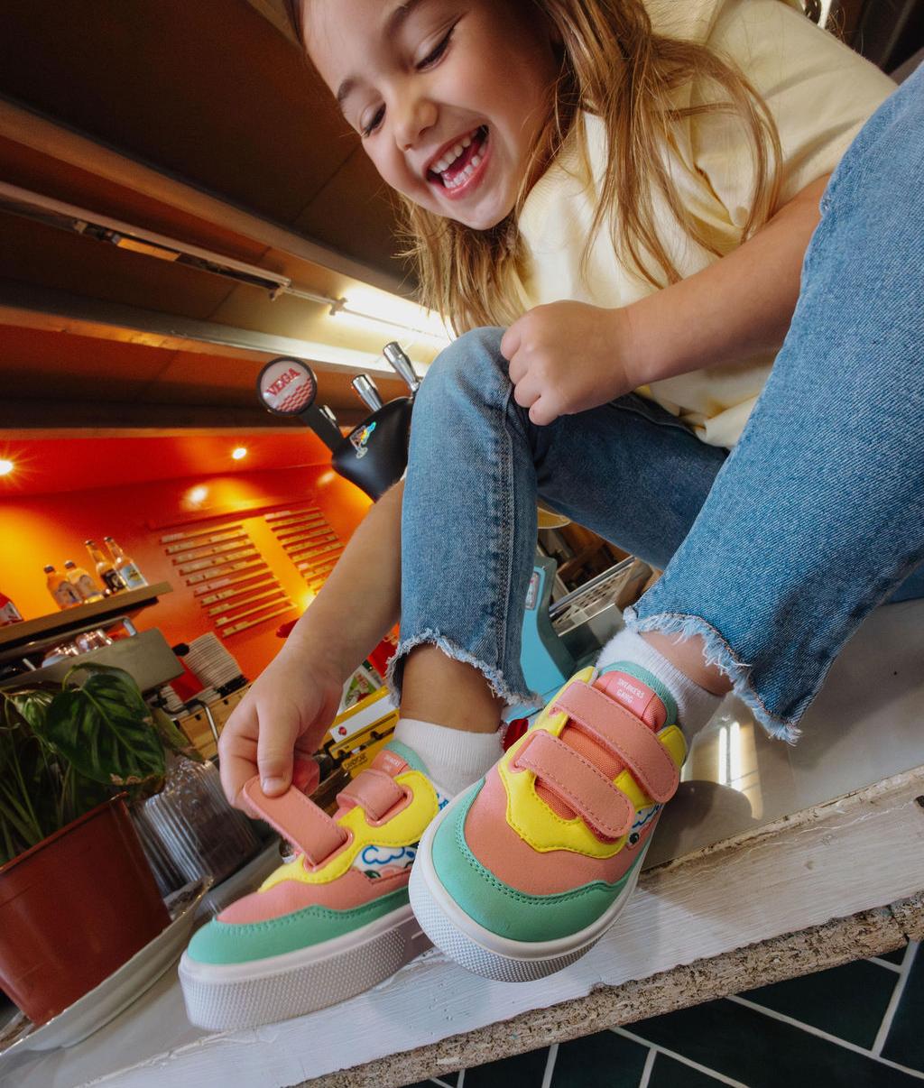 Sapatilhas infantis rosa e verde com estampado de arte, sola branca e fechos duplos de velcro Hello Hossy