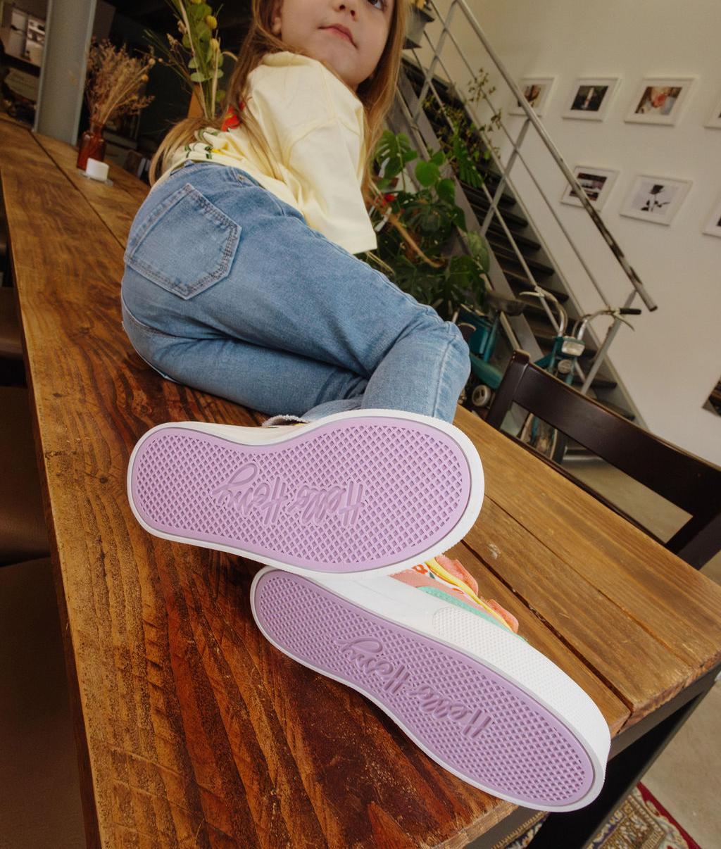 Sapatilhas infantis rosa e verde, sola violette, estampado de arte Hello Hossy
