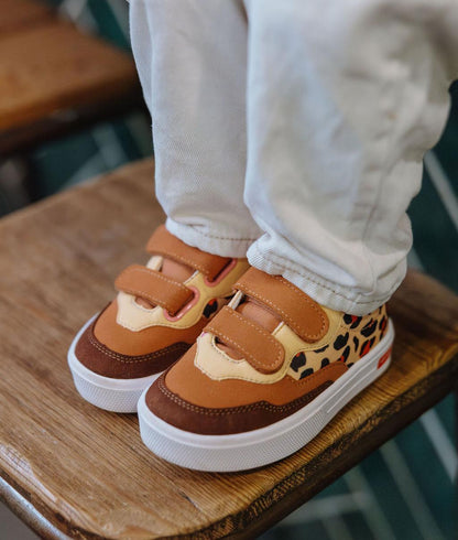 Sneakers infantis creme e castanhas com estampado leopard Hello Hossy