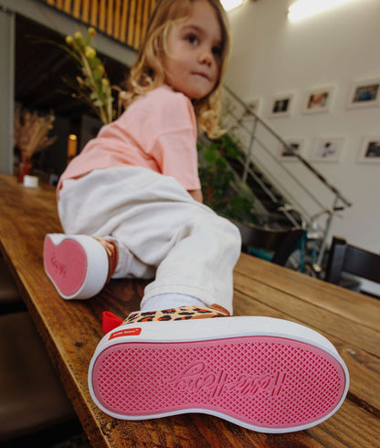 Sneakers infantis creme e castanhas com estampado leopard e sola rosa Hello Hossy