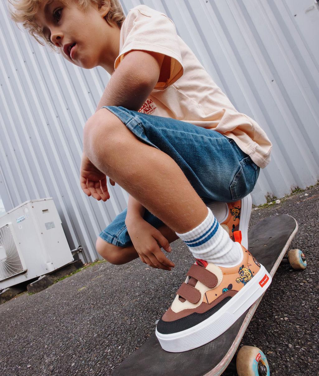 Sneakers infantis castanho e bege com padrão de mascotes e bicicleta, sola branca Hello Hossy