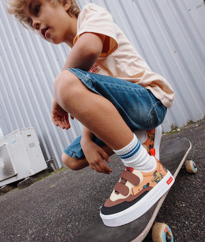 Sneakers infantis castanho e bege com padrão de mascotes e bicicleta, sola branca Hello Hossy