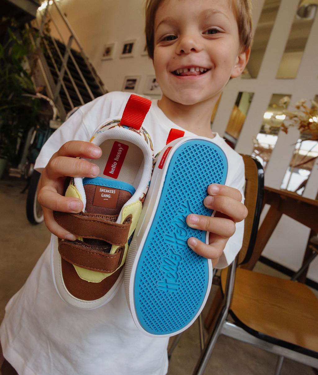 Sapatilhas infantis creme e castanhas com sola azul e fechos de velcro Hello Hossy