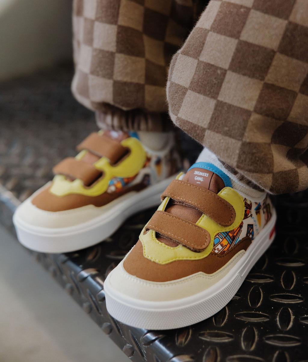 Sapatilhas infantis creme e castanhas com padrão de viagem e fechos de velcro, Hello Hossy