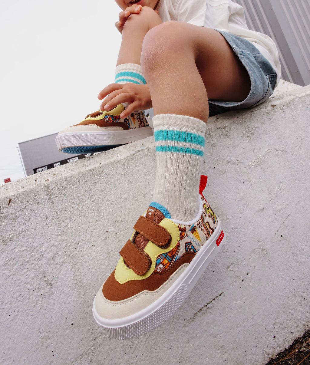 Sapatilhas infantis creme e castanhas, padrões USA viagem, velcro duplo Hello Hossy