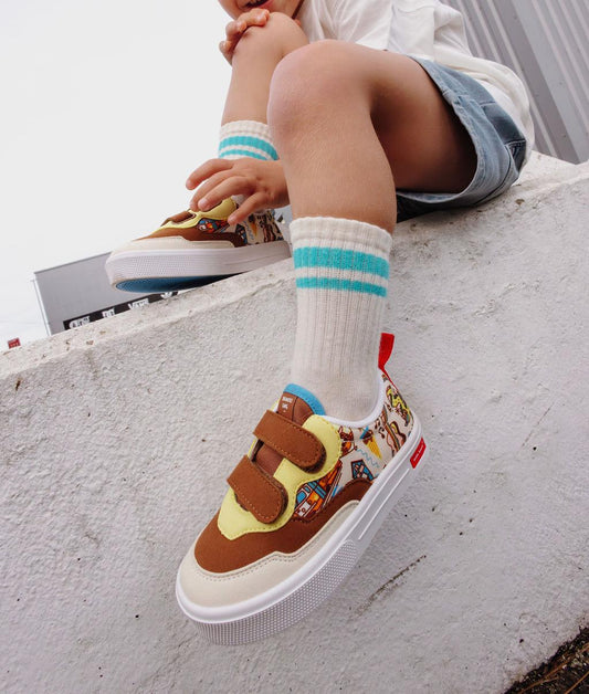 Sapatilhas infantis creme e castanhas, padrões USA viagem, velcro duplo Hello Hossy