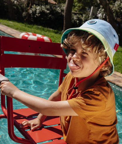 Chapéu bucket para criança bicolor azul e verde, cordão vermelho, patch Cool Kids Only Hello Hossy
