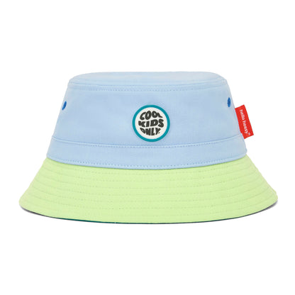 Chapéu bucket infantil bicolor azul e verde com patch redondo Cool Kids Only Hello Hossy