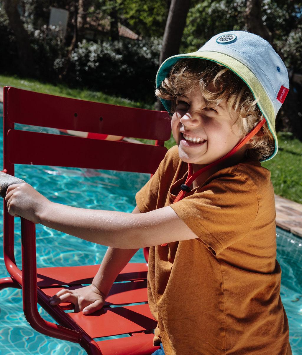Chapéu bucket infantil bicolor azul e verde, cordão vermelho, patch redondo, Cool Kids Only Hello Hossy
