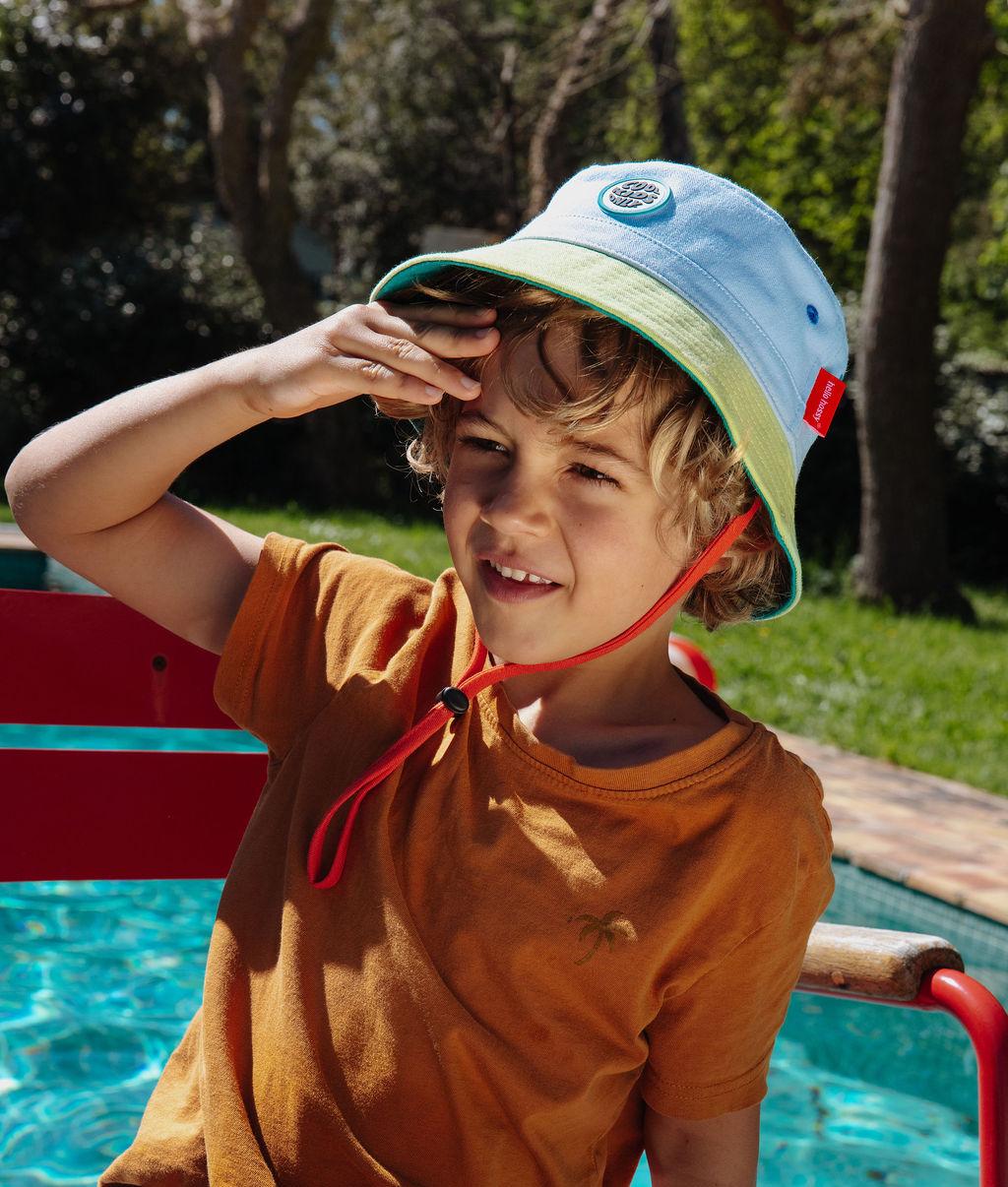 Chapéu bucket infantil azul e verde, cordão vermelho, patch redondo Hello Hossy