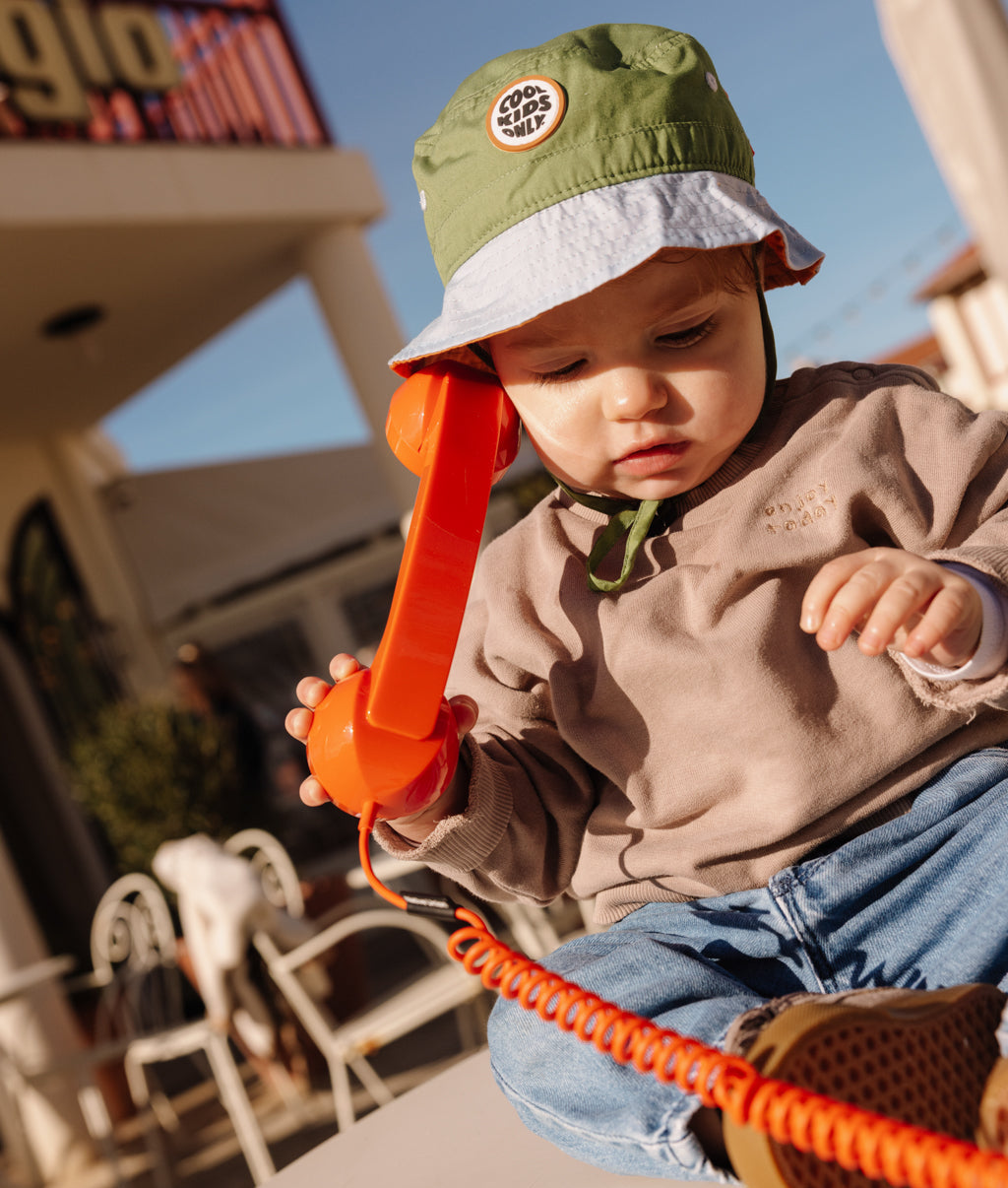 Chapéu bucket infantil bicolor verde e azul, patch redondo Cool Kids Only Hello Hossy