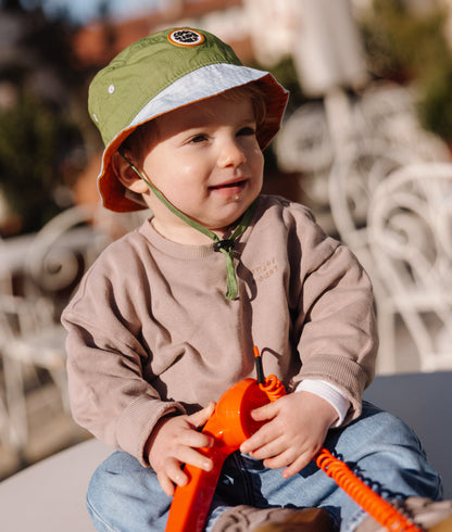 Chapéu bucket infantil bicolor verde e azul, cordão ajustável, patch redondo Hello Hossy