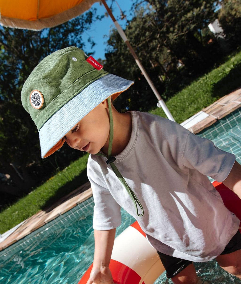 Chapéu bucket bicolor verde e azul para criança, cordão de pescoço ajustável Hello Hossy