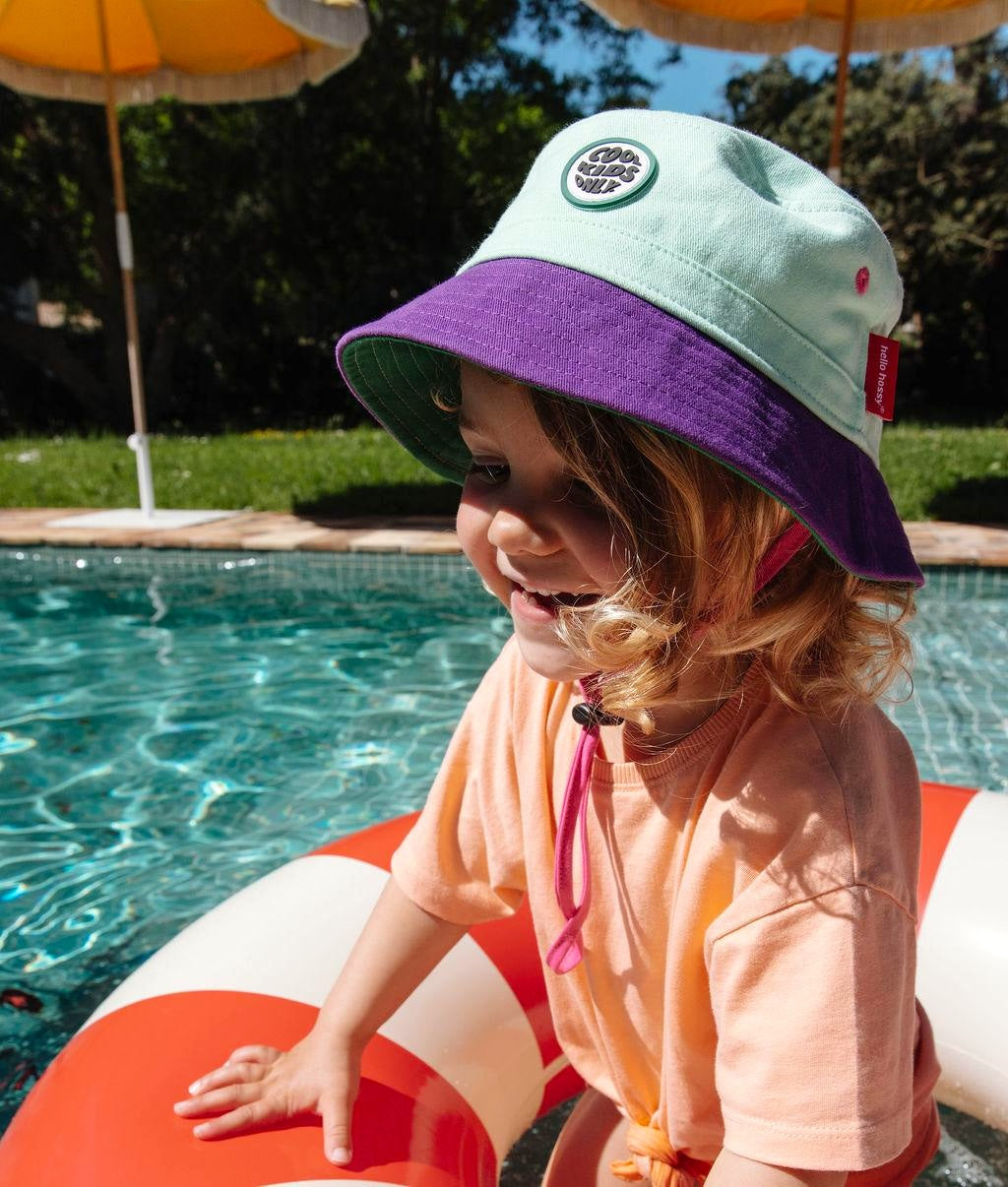 Chapéu bucket para criança verde e violeta com cordão ajustável Hello Hossy