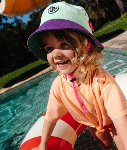 Chapéu bucket infantil verde e violeta com fita de queixo ajustável Hello Hossy