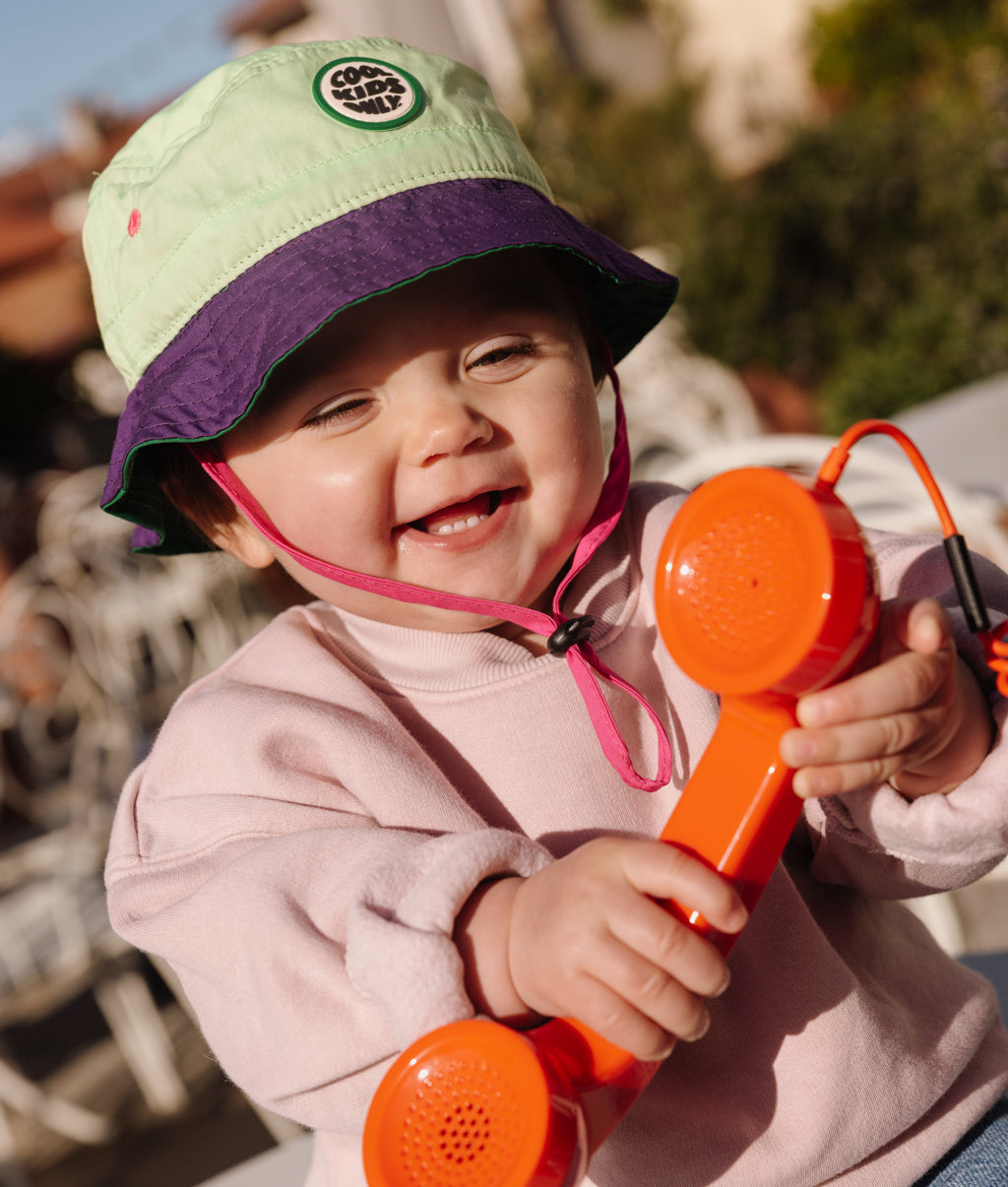 Chapéu bucket infantil verde e violeta, cordão rosa, patch Cool Kids Hello Hossy