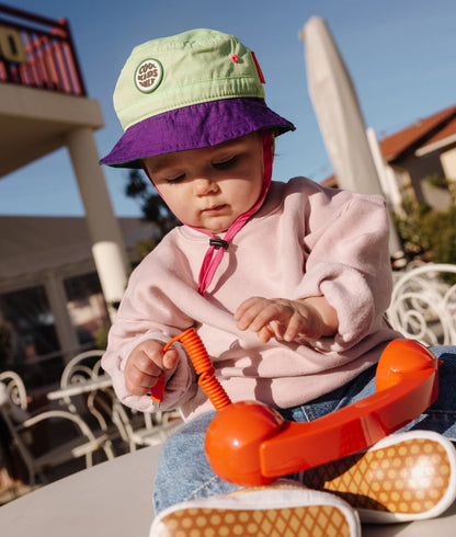 Chapéu bucket infantil verde e violeta com cordão rosa e bordado Hello Hossy