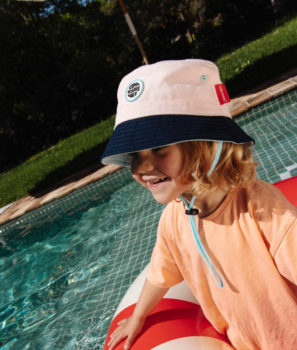 Chapéu bucket infantil rosa com rebordo azul, tiras ajustáveis, patch Cool Kids Hello Hossy