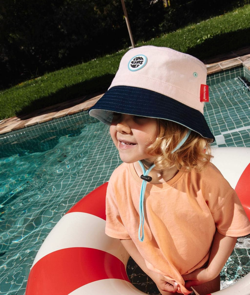 Chapéu bucket infantil rosa com rebordo azul e bordado Cool Kids Hello Hossy