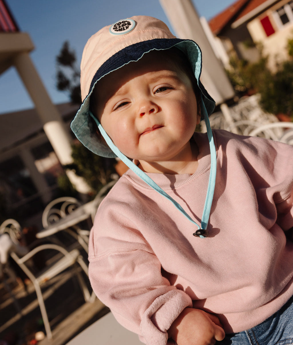Chapéu bucket infantil rosa e azul com rebordo claro, cordão ajustável e patch redondo Hello Hossy