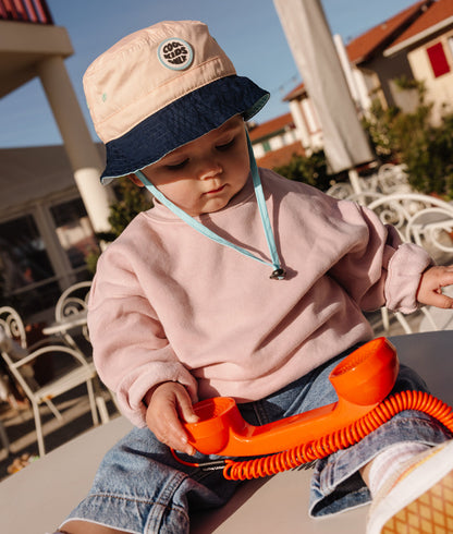 Chapéu bucket infantil rosa com rebordo azul, tiras ajustáveis, patch Cool Kids Hello Hossy