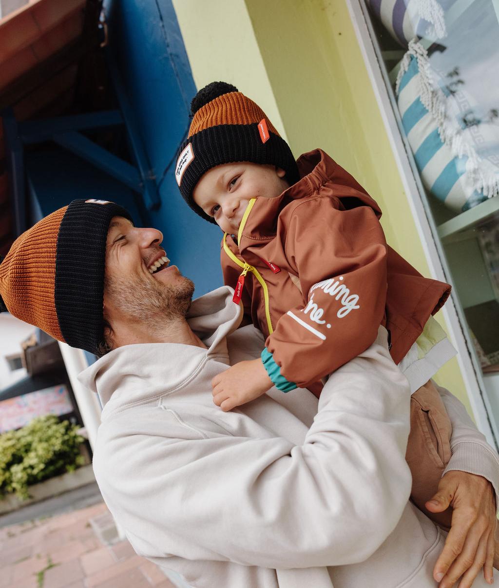 Duo pai-filho a usar o gorro de malha bicolor Color Block Blacky - vista de perfil - foto lifestyle - Hello Hossy