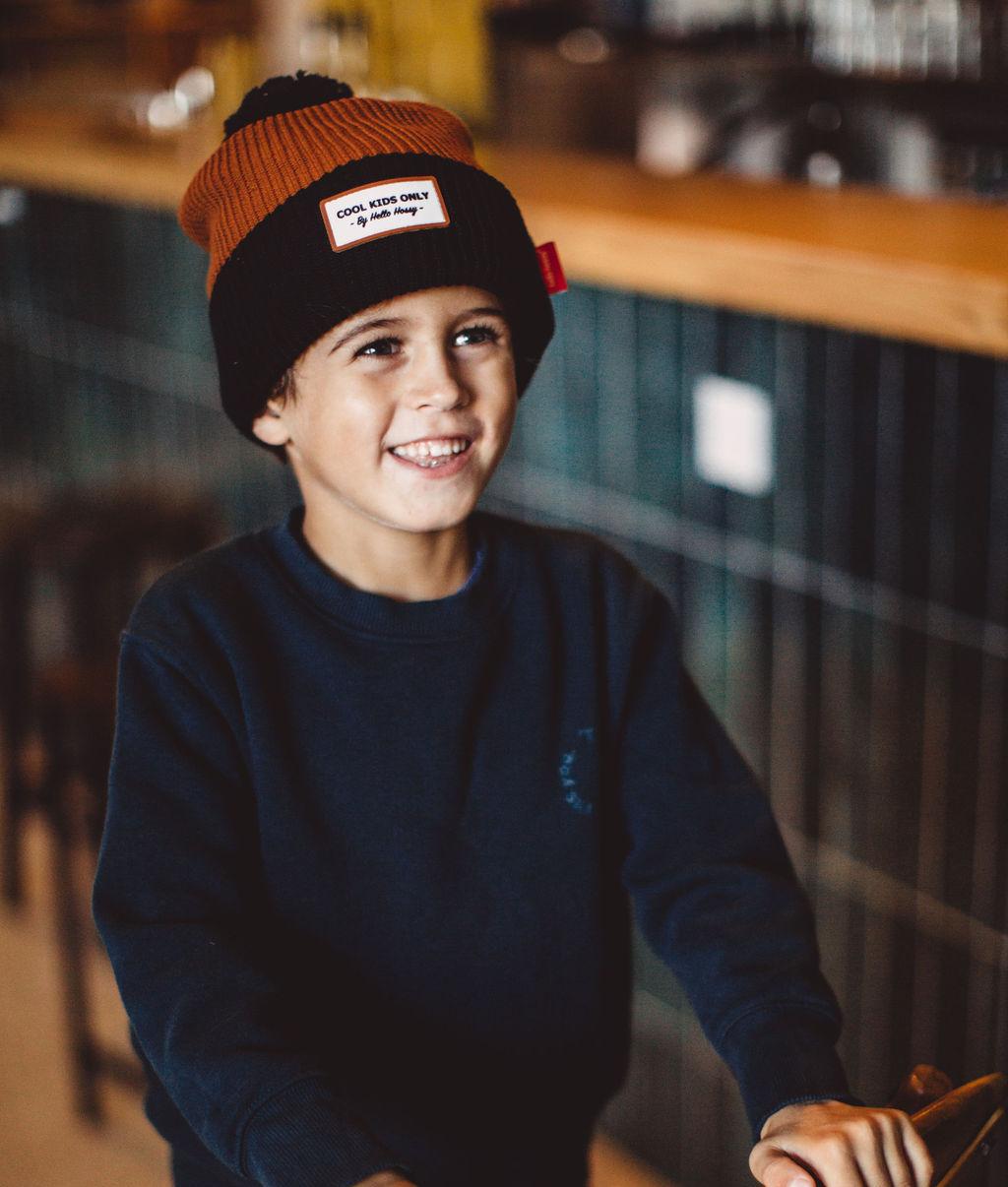 Gorro de malha Color Block Blacky usado por um rapaz – vista de 3/4 – foto lifestyle – Hello Hossy