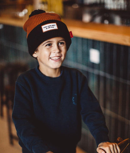 Gorro de malha Color Block Blacky usado por um rapaz – vista de 3/4 – foto lifestyle – Hello Hossy
