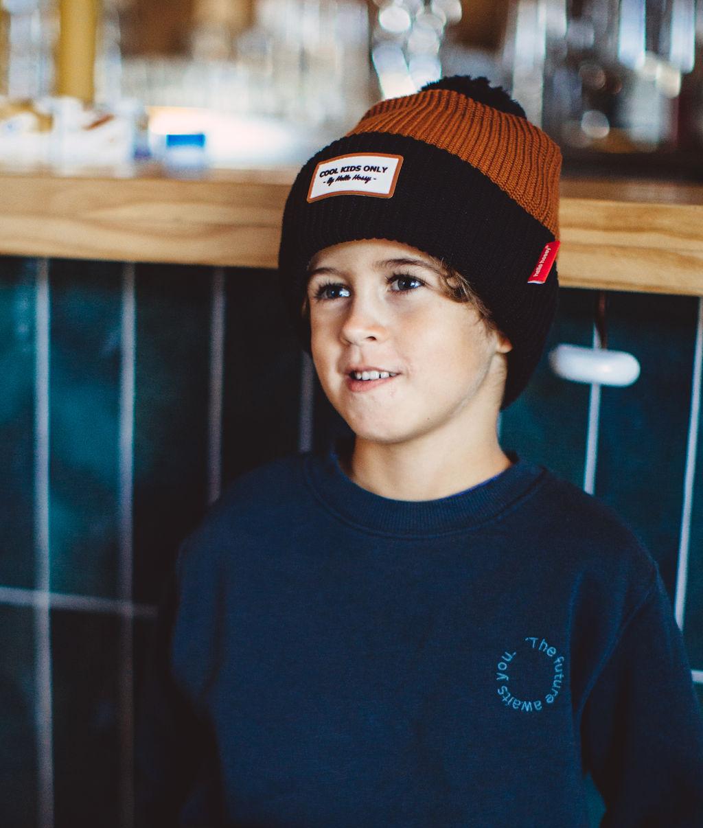 Rapaz a usar o gorro Color Block Blacky – foto lifestyle – Hello Hossy