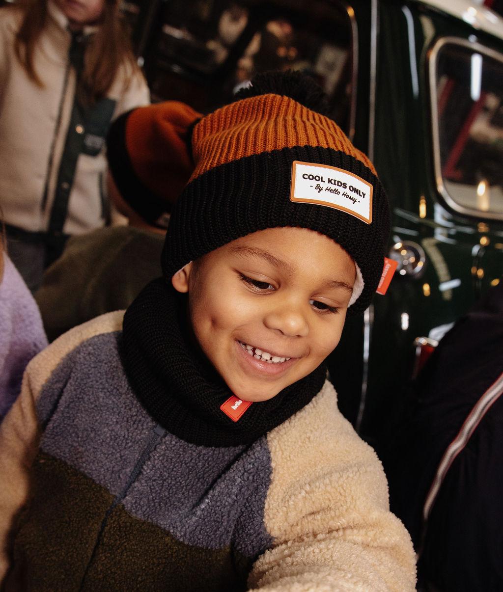 Criança com gorro Color Block Blacky – look descontraído – Hello Hossy