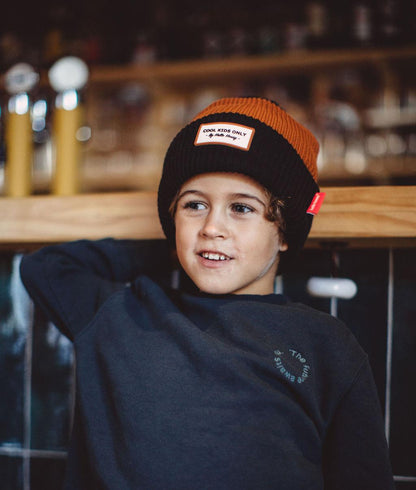 Rapaz com gorro de malha Color Block Blacky - vista de frente - Hello Hossy