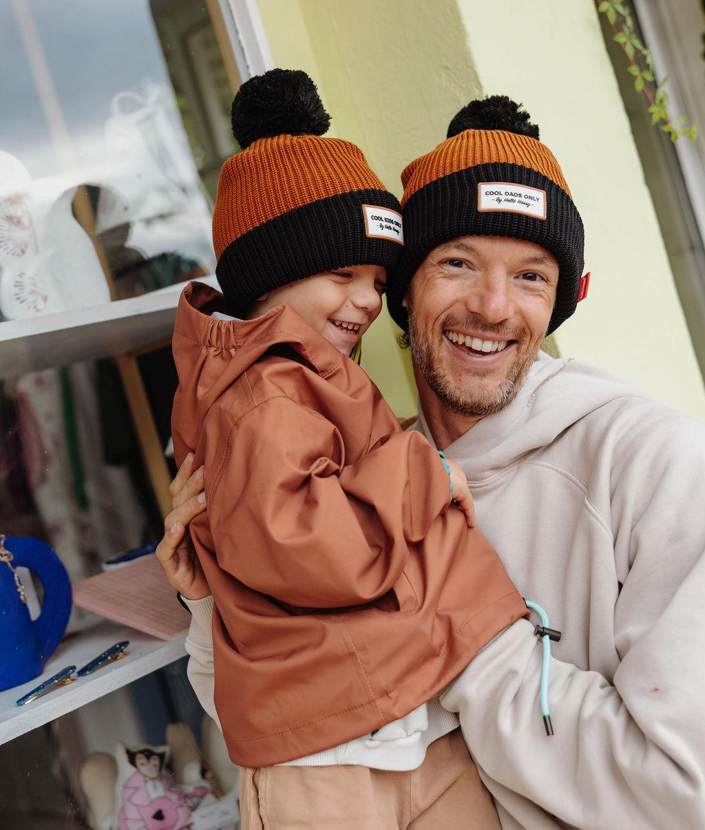 Gorro com pompom Color Block Blacky usado em duo pai-filho - foto lifestyle - Hello Hossy