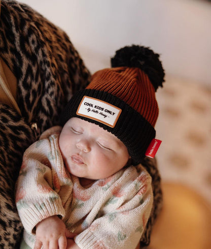 Bebé com gorro com pompom Color Block Blacky - vista de cima - Hello Hossy