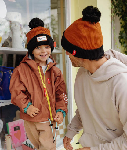 Pai e filho com o gorro com pompom Color Block Blacky - vista de frente - Hello Hossy