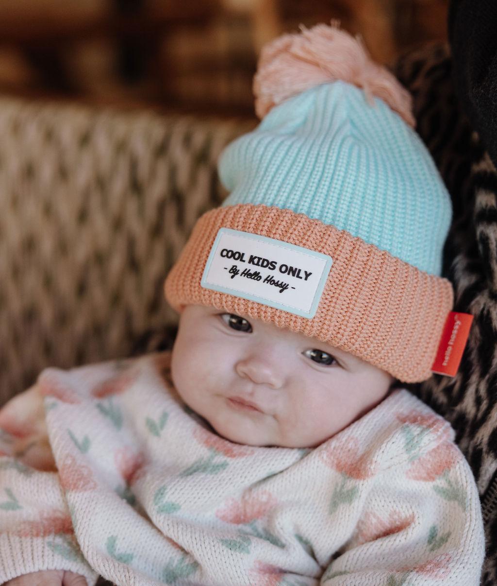 Bebé a usar o gorro de malha Color Block Candy – vista de frente – Hello Hossy
