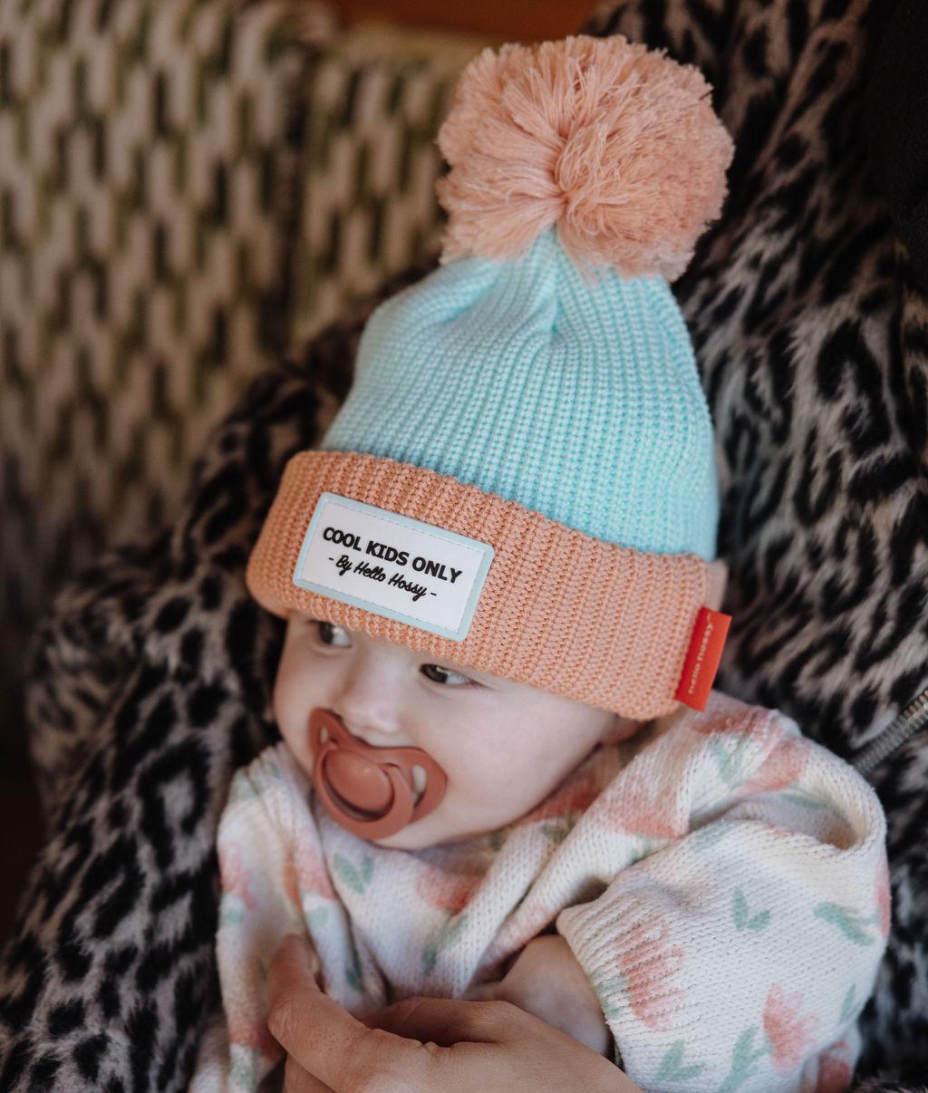Bebé a usar o gorro com pompom Color Block Candy – vista de 3/4 – Hello Hossy