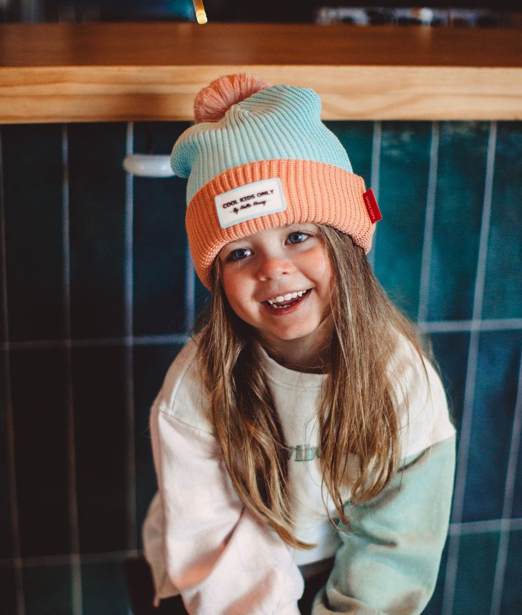 Gorro de malha rosa e azul Color Block Candy usado por uma menina – vista de frente – Hello Hossy