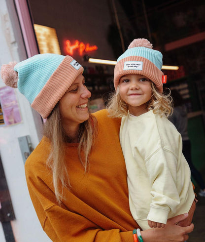 Duo mãe-filha a usar o gorro com pompom Color Block Candy – foto lifestyle – Hello Hossy