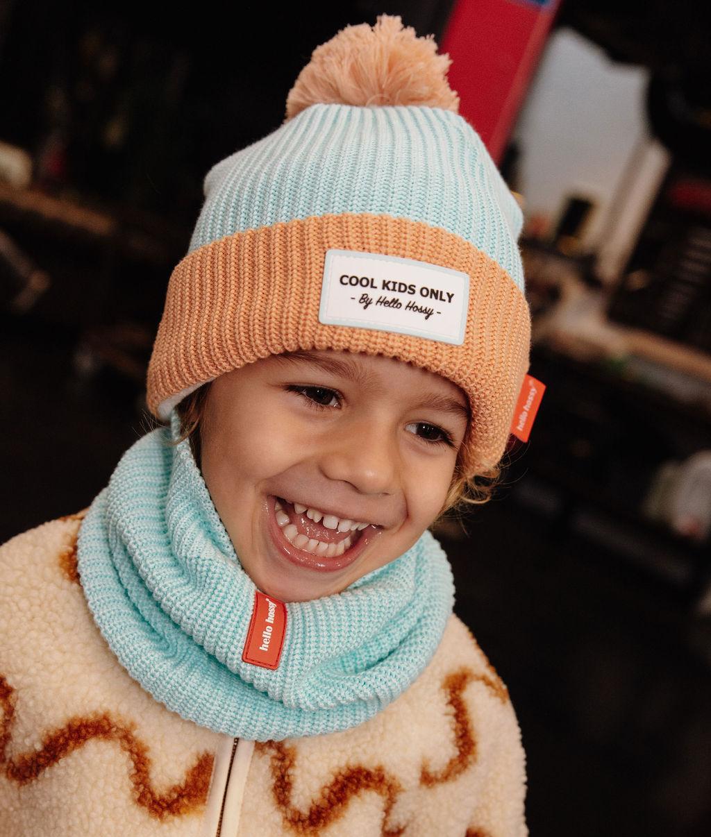 Gorro de malha Color Block Candy usado por um menino – vista de 3/4 – foto de estilo de vida – Hello Hossy