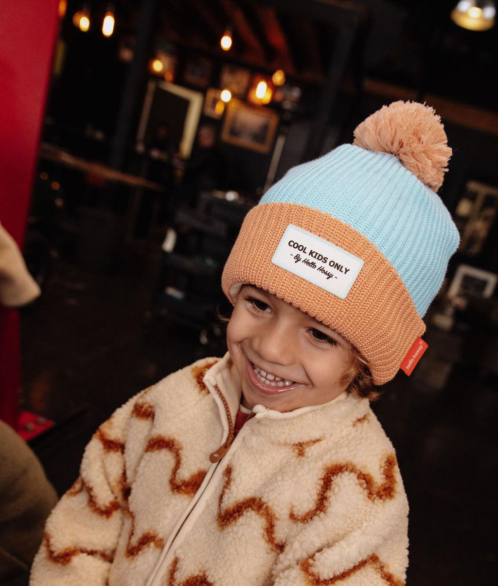 Rapaz a usar o gorro com pompom Color Block Candy – foto lifestyle – Hello Hossy