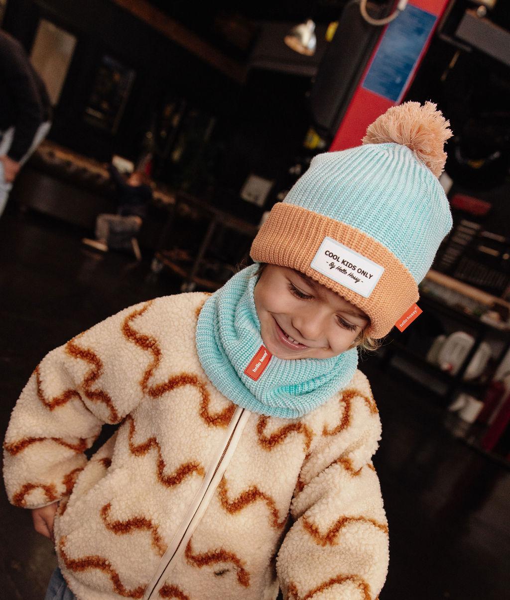 Menino com gorro de malha Color Block Candy – vista de frente – Hello Hossy
